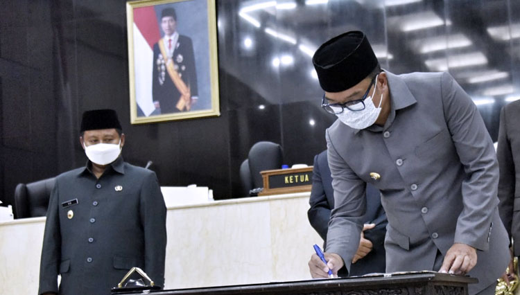 Gubernur Jabar Ridwan Kamil Sidang Paripurna DPRD, di Kantor DPRD Provinsi Jabar, Jalan Diponegoro, Bandung, Jumat (26/2/21). (Foto: Humas Jabar for TIMES Indonesia)