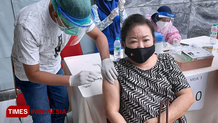 Lansia warga Surabaya menjalani vaksinasi Covid-19 tahap kedua suntikan pertama di Novotel Samator Surabaya, Sabtu (27/2/2021). (Foto: Sinta/TIMES Indonesia)