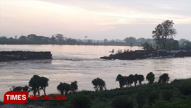 Tanggul Sungai Cipanas Indramayu yang jebol. (Foto: Muhamad Jupri/TIMES Indonesia)Caption 