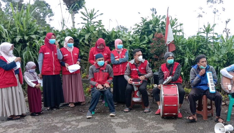 Tim Sibat Desa Sirukem, Kalibening sosialisasikan prokes covid-19 dengan musik hadrah. (FOTO: Kominfo for TIMES Indonesia)
