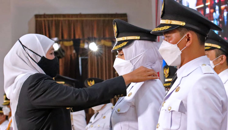 Prosesi Penyematan tanda jabatan oleh Gubernur Jawa Timur kepada Bupati dan Wakil Bupati Mojokerto (26/02/2021). (Foto: Dok. Humas Pemkab Mojokerto) 