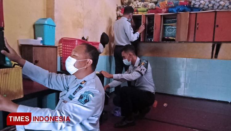 Razia Ruang Tahanan, Petugas Lapas Ngawi Temukan Barang Terlarang