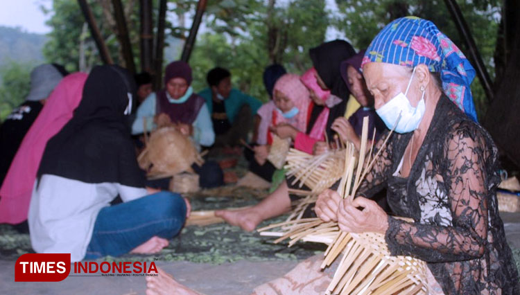 Anyam bambu
