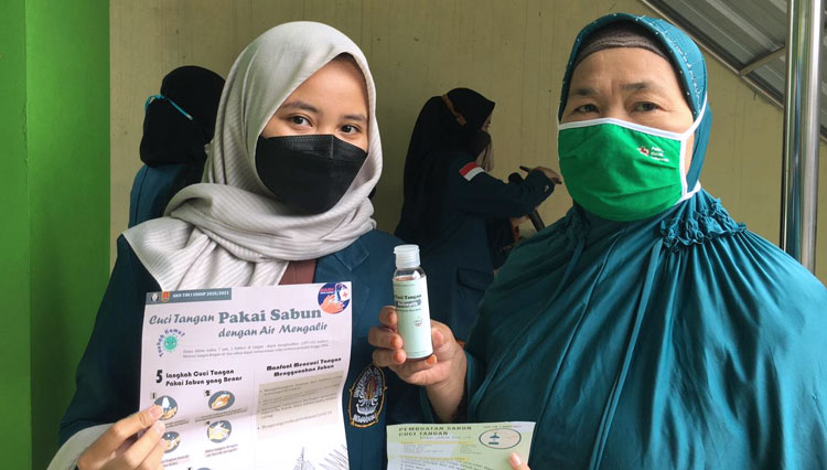 Mahasiswa KKN Undip, Khansa Labiibah Adibah membagikan sabun cuci tangan daun sirih pada warga di Semarang. (Foto: Dok. Undip)
