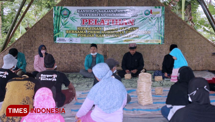 Kegiatan Pelatihan Bambu Papring kepada Masyarakat Program Kegiatan Belajar Masyarakat “PKBM” Nursurya Education Pokjar Kampoeng Batara, Papring, Kelurahan kalipuro Banyuwangi. (FOTO: AJP TIMES Indonesia)
