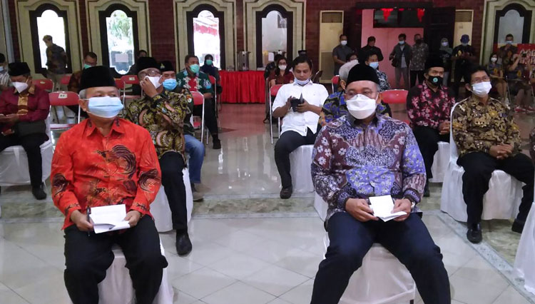 Sekjen Kemenag bersama tamu undangan lainnya pada penutupan perayaan Tahun Baru Imlek 2572 Kongzili di TITD Kwan Sing Bio, Tuban Jawa Timur. (Foto: Dokumentasi Kemenag)