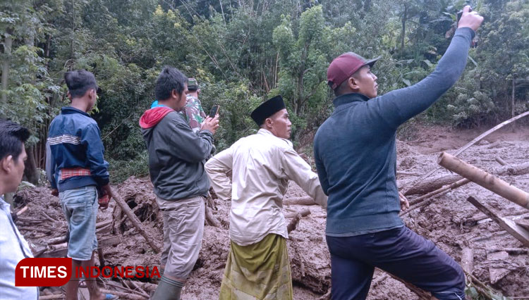Kondisi rumah warga Desa Sawaran Kulon, Kecamatan Kedungjajang yang rusak akibat diterjang bencana tanah longsor. (Foto: Qomaruddin Hamdi/TIMES Indonesia)