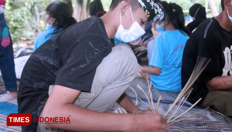 mengAnyam bambu