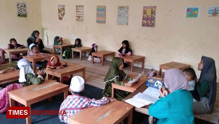 Bersama Guru KSM-11 Unisma Malang Ajak Siswa KB untuk Mengenal Asmaul Husna