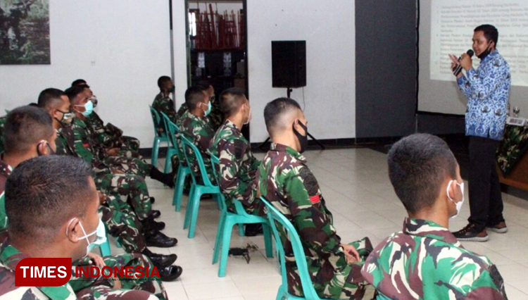 Prajurit Brigif Raider 13/Galuh Kostrad menerima pengarahan dari Petugas BNN pada acara Sosialisasi P4GN di Lingkungan Markas Brigif Raider 13/1 Galuh Tasikmalaya (Foto: Harniwan Obech/TIMES Indonesia)