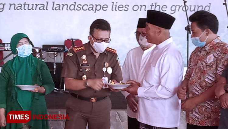 HM Arum Sabil (dua dari kanan) saat menerima tumpeng dari Prima Idwan Mariza. (FOTO: Muhammad Faizin/TIMES Indonesia)