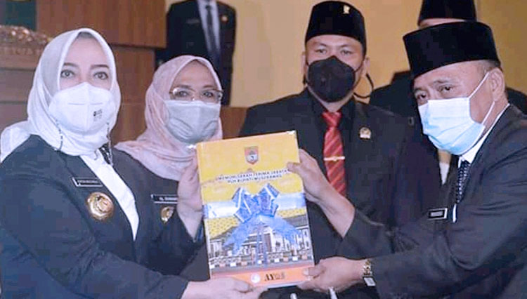 Bupati Musirawas Hj Ratna Machmud dalam agenda penyampaian pidato Bupati dan Wakil Bupati Terpilih Periode 2021-2026, sekaligus serah terima jabatan antara Plh Bupati ke Bupati dan Wakil Bupati serta penyerahan buku memori. (FOTO: Pemkab Musirawas)