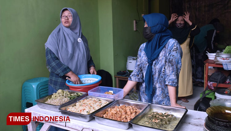 Andriani bersama Relawan Pejuang Rumah Makan Gratis di Jalan Anjasmoro Kelurahan Kepanjen Lor Kecamatan Kepanjen Kidul Kota Blitar, Senin (1/3/2021). (Foto: Sholeh/TIMES Indonesia)