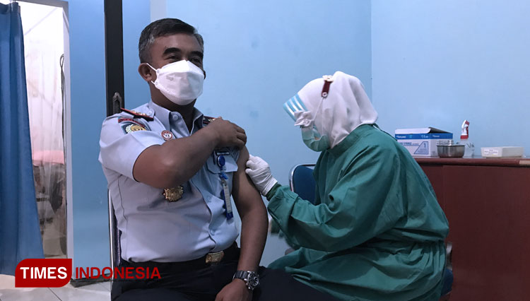 Kalapas Kelas I Malang, Anak Agung Gede Krisna bersama para petugas lapas saat melakukan vaksinasi tahap kedua di RSIA Refa Husada, Senin (01/03/2021). (Foto: Rizky Kurniawan Pratama/TIMES Indonesia)