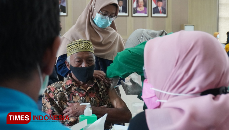 Vaksinasi Covid-19 bagi lansia. (FOTO: dok TIMES Indonesia)