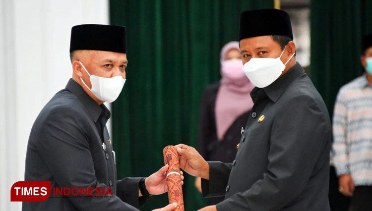 Wagub Jabar Uu Ruzhanul Ulum melantik Kabiro Organisasi Setda Provinsi Jabar Asep Sukmana sebagai Pj. Sekda Kabupaten Bandung di Gedung Sate, Kota Bandung, Senin (1/3/21). (Foto: Humas Jabar for TIMES Indonesia)