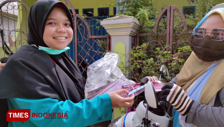 Turut Antisipasi Penyebaran Covid- 19, KSM-T Unisma Malang Bagikan Masker dan Hand Sainitizer
