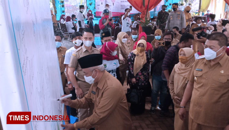 Bupati Malang Abah Sanusi ketika menandatangani komitmen mengatasi masalah sampah bersama Generasi Milenial. (Foto: Binar Gumilang/TIMES Indonesia)