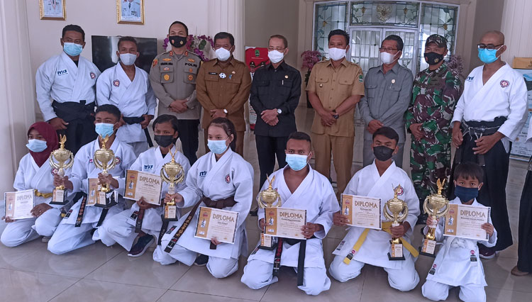 Bupati Majalengka, Karna Sobahi mengapresiasi terhadap para karateka INATKF Kabupaten Majalengka yang meraih prestasi gemilang. (Foto: Jaja Sumarja/TIMES Indonesia)