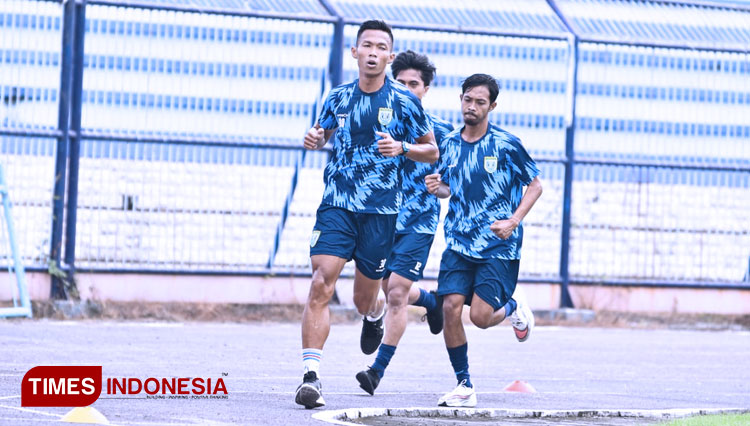 Eky Taufik (depan) bersama pemain lain menjalani Cooper Test di Stadion Surajaya Lamongan, Selasa (2/3/2021). (FOTO: MFA Rohmatillah/TIMES Indonesia)