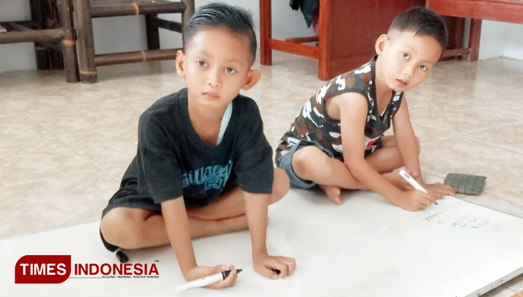 Fathan Ramadhan dan Farhan Ramadhan sedang belajar di rumah karena kondisi pandemi Covid-19 (Foto : Syamsul Ma'arif/TIMES Indonesia)