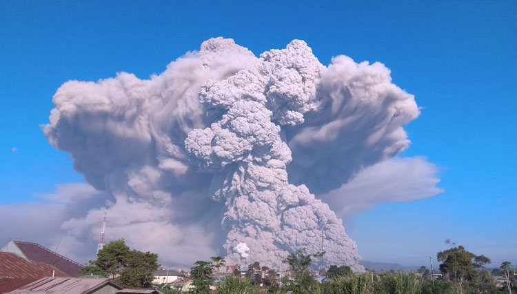 Gunung Sinabung Erupsi, 13 Guguran Awan Panas Terjadi dalam Dua Jam