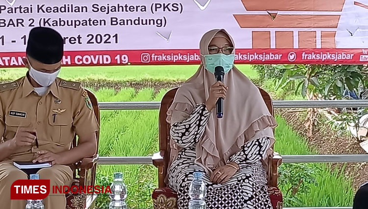 Istri Bupati Bandung terpilih, Hj. Emma Dety Supriatna menjadi narasumber dalam reses anggota DPRD Jabar, di Desa Bojongsari, Kecamatan Bojongsoang, Kabupaten Bandung, Selasa (2/3/21).(FOTO: Iwa/TIMES Indonesia)