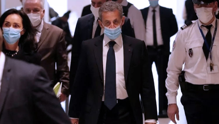 Mengenakan masker pelindung, Nicolas Sarkozy hadir untuk vonis dalam persidangannya atas tuduhan korupsi dan pengaruh menjajakan, di gedung pengadilan Paris, Prancis, 1 Maret 2021. (FOTO: France24/Reuters)