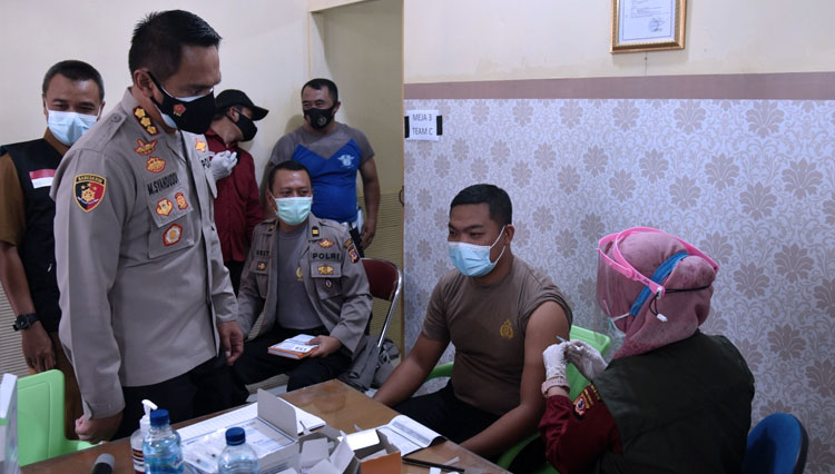 Para-personel-Polresta-Cirebon-jalani-vaksinasi-covid-19-2.jpg