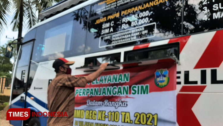 Pelayanan SIM Keliling dari Polres Pacitan. (FOTO: Joko Wiyono/Sehubungan hal tersebut, kerjasama antara TNI dan Polri ini sangat dekat dengan adanya perpanjangan SIM dari Polres Pacitan.TIMES Indonesia)