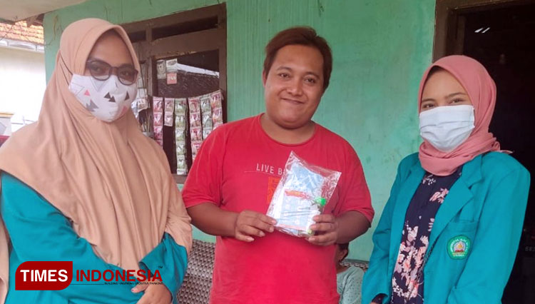 Pembagian masker, sabun cuci tangan, dan poster edukasi tentang tata cara mencuci tangan dengan benar kepada masyarakat di Dusun Tomporejo. (FOTO: AJP TIMES Indonesia)