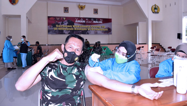Prajurit TNI Kodim 0818 ketika menjalani Vaksin Covid-19. (FOTO: Kodim 0818 for TIMES Indonesia)