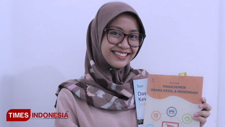 Dosen Universitas PGRI Madiun (Unipma), Septyana Luckyta Sari saat menunjukkan buku ciptaannya. (Foto: Aditya Candra/TIMES Indonesia)