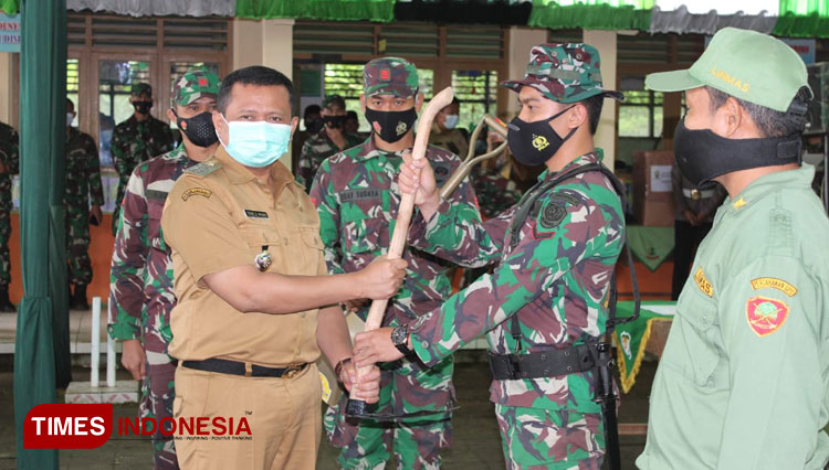 Bupati Sumedang Dony Ahmad Munir berikan cangkul kepada anggota TNI sebagai tanda dibukanya program TMMD ke-110 di wilayah Kodim 0610/Sumedang (FOTO: Pendim 0610 for TIMES Indonesia) 