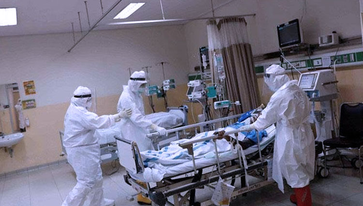 Tenaga medis dengan alat dan pakaian pelindung bersiap memindahkan pasien positif Covid-19 dari ruang ICU menuju ruang operasi di Rumah Sakit Persahabatan, Jakarta. (FOTO: REUTERS/Willy Kurniawan)