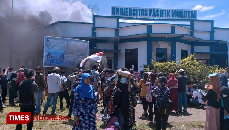 Aksi mahasiswa dan klarifikasi Plt Rektor Unipas dan Kadikbud Morotai. (Foto: Abdul H Husain/TIMES Indonesia)