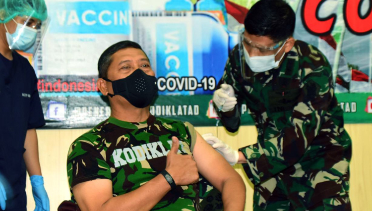 Kodiklat TNI AD beserta jajaran melaksanakan vaksinasi Covid-19 secara serentak, Selasa (2/3/2021). (Foto: Puspen TNI)