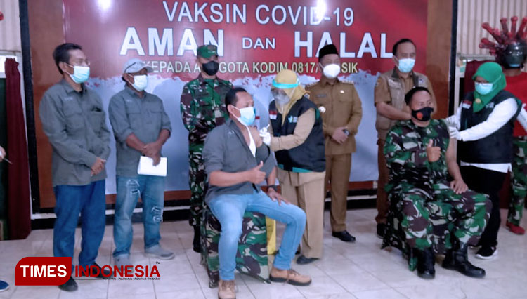 Pencanangan vaksinani Covid-19 untuk wartawan yang bertugas di Kabupaten Gresik di Makodim Gresik (Foto: Akmal/TIMES Indonesia)