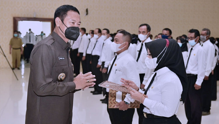 Bupati Lamongan, Yuhronur Efendi menyerahkan SK kepada tenaga PPPK yang dilantik di Gedung Pemkab Lamongan, Selasa (2/3/2021). (FOTO: Prokopim Kabupaten Lamongan for TIMES Indonesia)