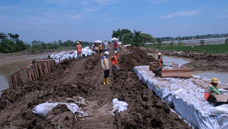 Proses perbaikan tanggul Sungai Cipanas Indramayu yang jebol. (Foto: Diskominfo Kabupaten Indramayu)