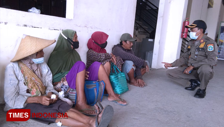 Para pengemis yang terjaring razia Satpol PP Lamongan, termasuk wanita berinisial L (kerudung hijau) yang mengaku berusia 130 tahun, Selasa (2/3/2021). (FOTO: MFA Rohmatillah/TIMES Indonesia)