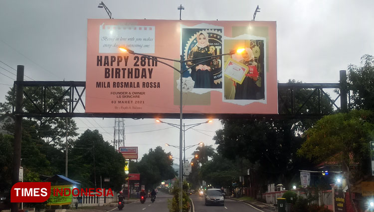 Beri Kejutan Istri, Pengusaha Muda Asal Majalengka Pasang Baliho Raksasa Ucapan Ulang Tahun
