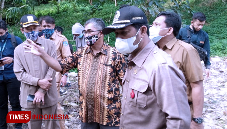 Ketua Komisi III DPRD Bontang, Amir Tosina bersama Abdul Malik meninjau pagar tembok miring. (FOTO: Kusnadi/TIMES Indonesia)