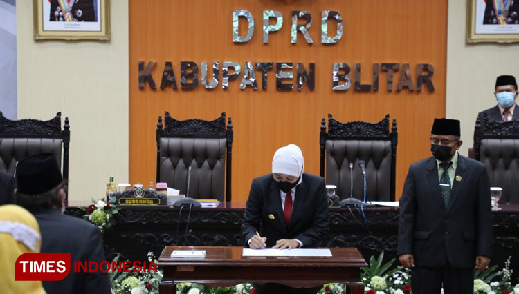 Bupati Blitar menandatangani serah terima Jabatan di Gedung DPRD Kabupaten Blitar, Rabu (3/3/2021). (Foto: Sholeh/TIMES Indonesia)