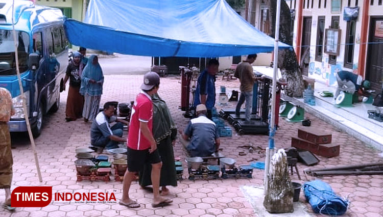 Disperindag melakukan uji tera timbangan di sejumlah pasar di Lamongan. (FOTO: Disperindag Lamongan for TIMES Indonesia)