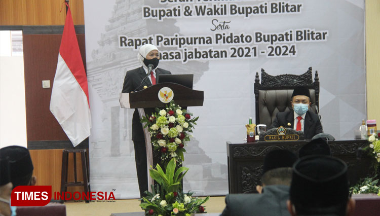 Gubernur Jawa Timur Khofifah Indar Parawansa memberi sambutan pada serah terima jabatan Bupati dan Wakil Bupati Blitar dan Rapat Paripurna Pidato Bupati Blitar Masa Jabatan 2021-2024, Rabu (3/3/2021). (Foto: Sholeh/TIMES Indonesia)