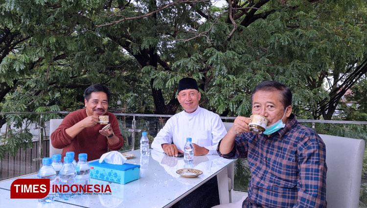 (ki-ka) Pakar Komunikasi Unair Suko Widodo, HM Arum Sabil dan Bambang DH dalam sebuah pertemuan hangat, Rabu (3/3/2021). (FOTO: Kiagus Firdaus/TIMES Indonesia) 