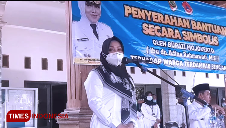 Bupati Mojokerto, Ikfina Fahmawati saat menyampaikan sambutan penyerahan bantuan Bencana. Rabu (03/03/2021). (FOTO: Thaoqid Nur Hidayat/TIMESIndonesia)