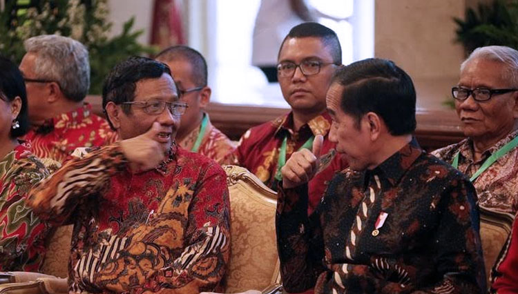 Menteri Koordinator Bidang Politik, Hukum dan Keamanan (Menkopolhukam), Mahfud MD dan Presiden RI Jokowi. (FOTO: Rengga Sancaya/detikcom)