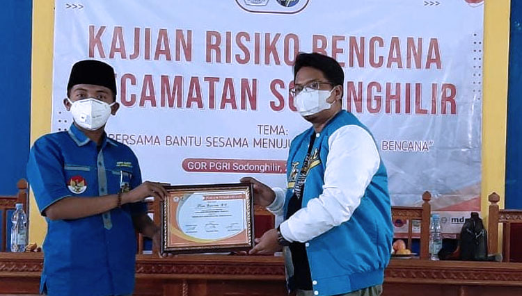 Nana Sumarna Ketua DPD KNPI Kabupaten Tasikmalaya menerima piagam penghargaan dari panitia kajian risiko bencana Kecamatan Sodong Hilir Tasikmalaya. (FOTO: Dok. Andi Perdiana)